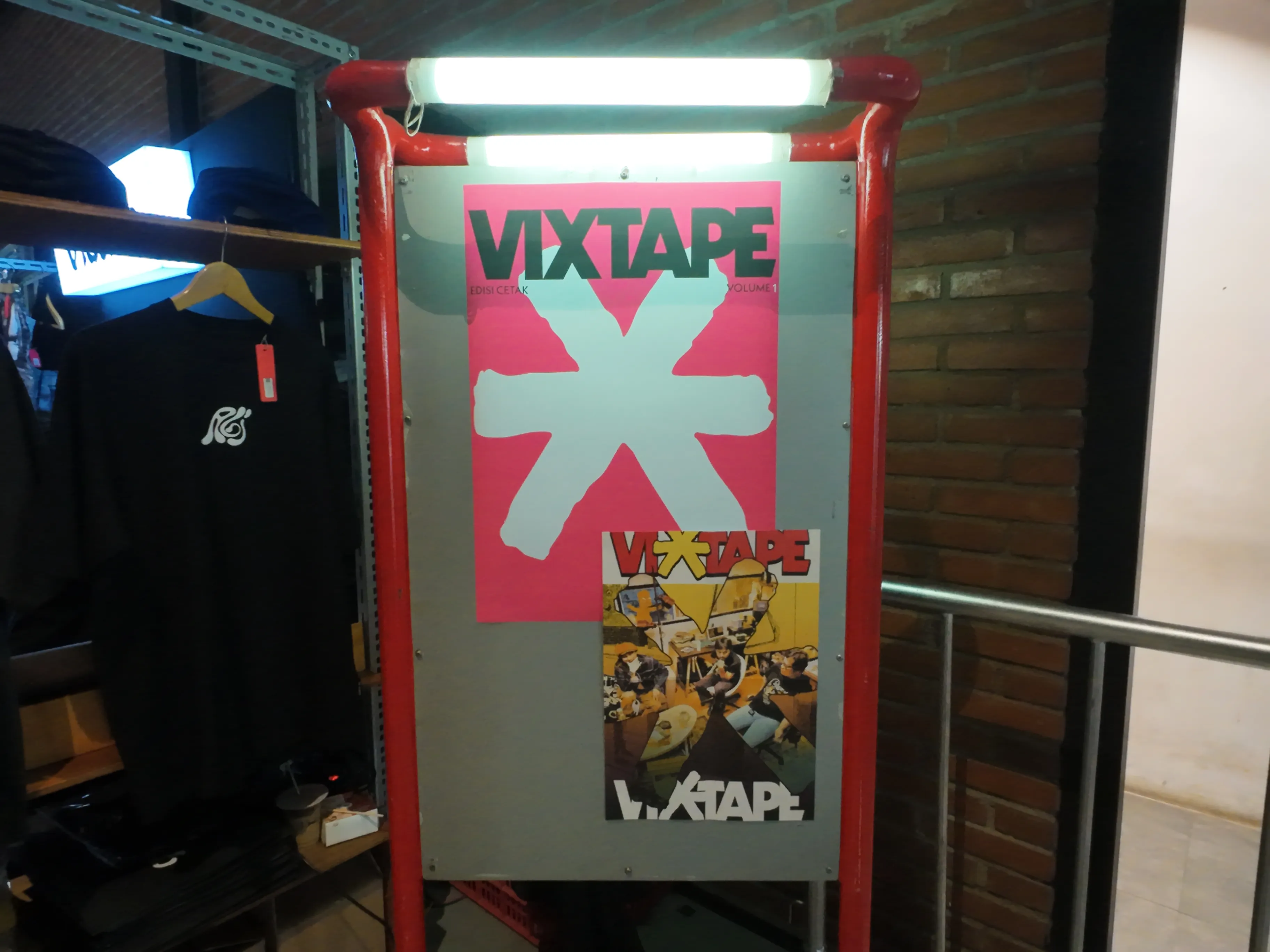 Poster Vixtape di dinding merah