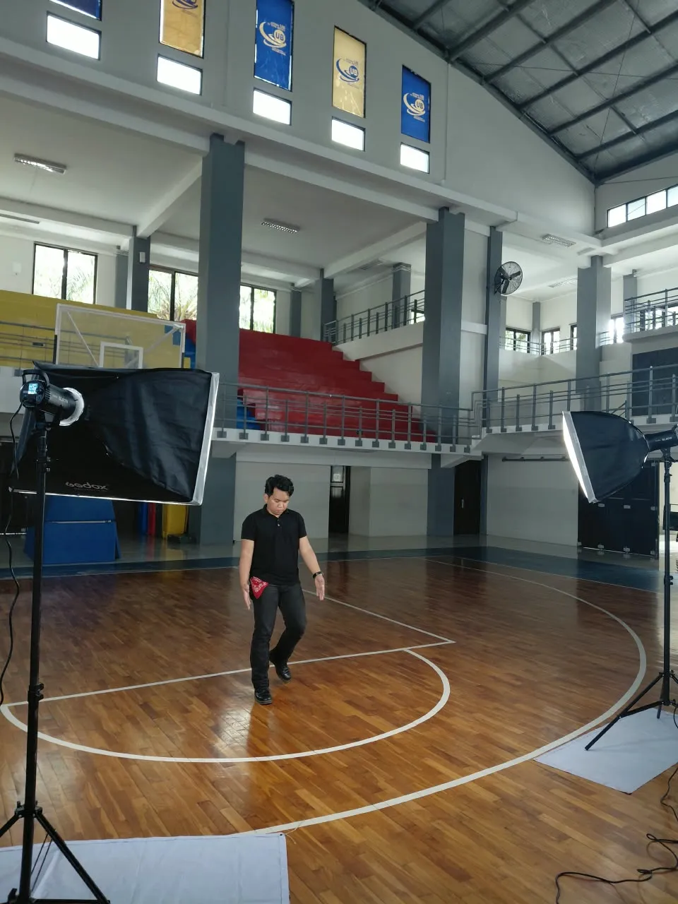 Sesi pengambilan gambar pemain di lapangan indoor